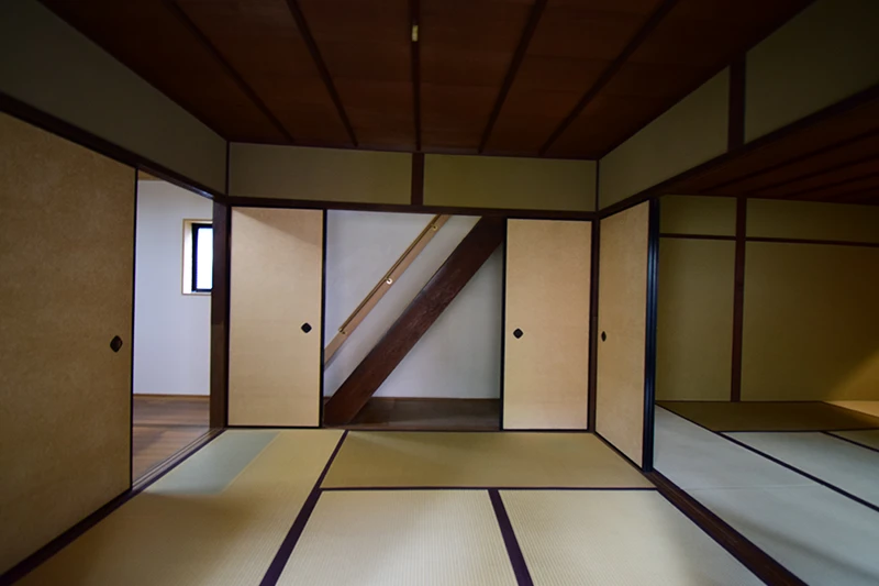 A classic Kyoto townhouse with no front entrance—perfect for living or hospitality use.