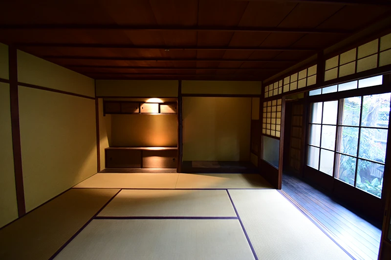 A classic Kyoto townhouse with no front entrance—perfect for living or hospitality use.