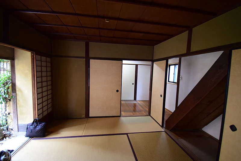 A classic Kyoto townhouse with no front entrance—perfect for living or hospitality use.